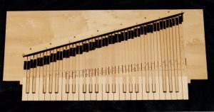 06_Clavier de l’Enfant ; le fond de l’instrument est aussi le châssis du clavier. Anne & Ian Tucker.